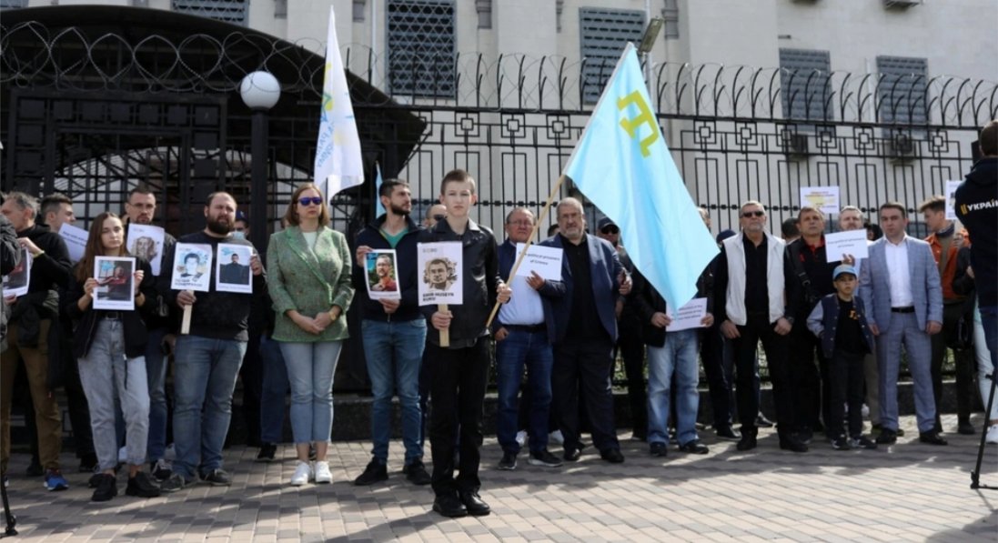 У Києві відбувається акція на підтримку затриманих кримських татар