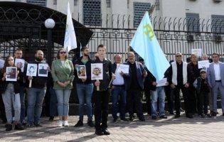 У Києві відбувається акція на підтримку затриманих кримських татар
