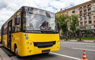 У Києві в маршрутки на ходу вирвало колесо, яке розбило скло кіоску