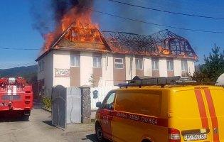 На Закарпатті горить готель: врятували людину