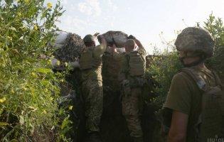 Ситуація на Донбасі: поранений  боєць і важка техніка біля лінії розмежування