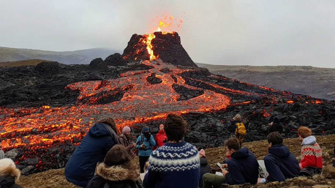 В Ісландії після 800 років затишшя знову почав вивергатися вулкан: до нього активно їдуть туристи