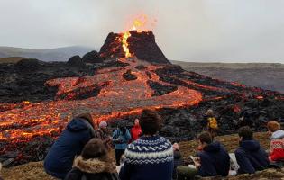 В Ісландії після 800 років затишшя знову почав вивергатися вулкан: до нього активно їдуть туристи