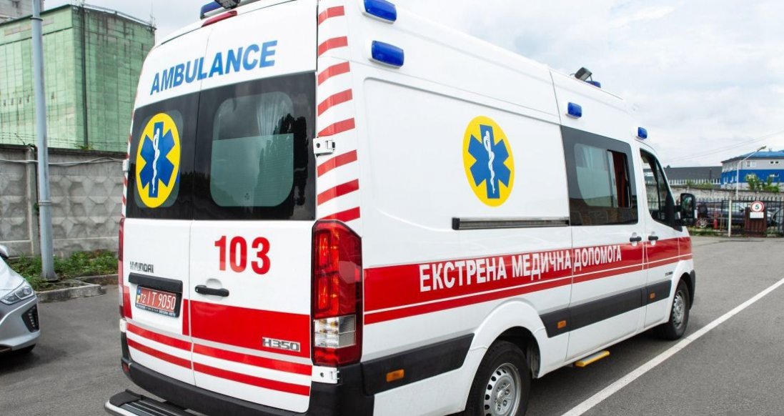 На Тернопільщині частина циркулярної пилки влучила в шию чоловіка: медики врятували його