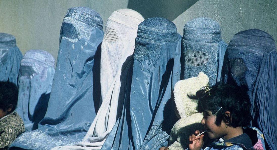 У Кабулі «Талібан» заборонив виходити жінкам на роботу