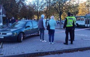 У Луцьку авто «вилетіло» на зупинку: є постраждалий