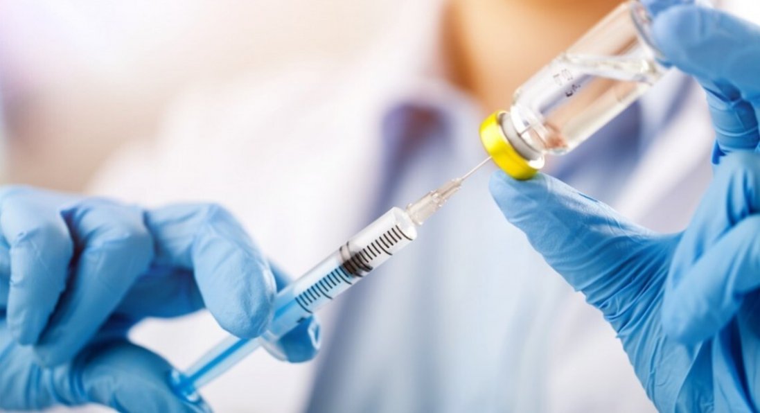 В Україні ряд професій зобов'яжуть вакцинуватися від COVID: перелік