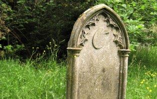 Які могили на кладовищі треба обходити десятою дорогою