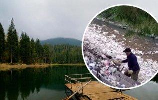 «Так наказали»: у річку біля озера Синевир скидають сміття
