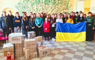 Школярі Лищенського ліцею передали на схід гостинці для військових