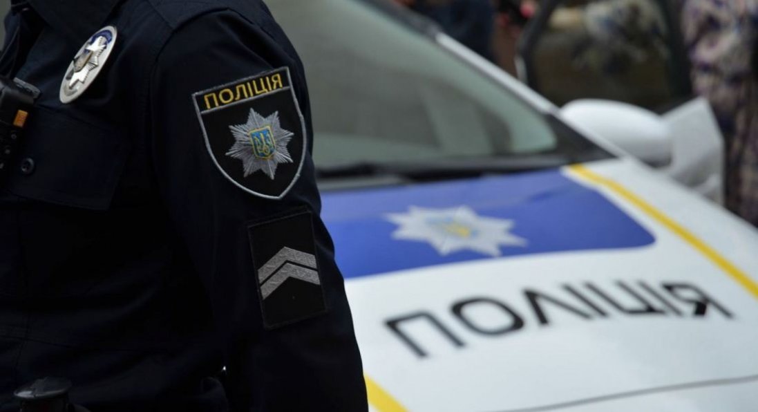 Біля Києва невідомий обстріляв авто, в якій була сім'я з дитиною