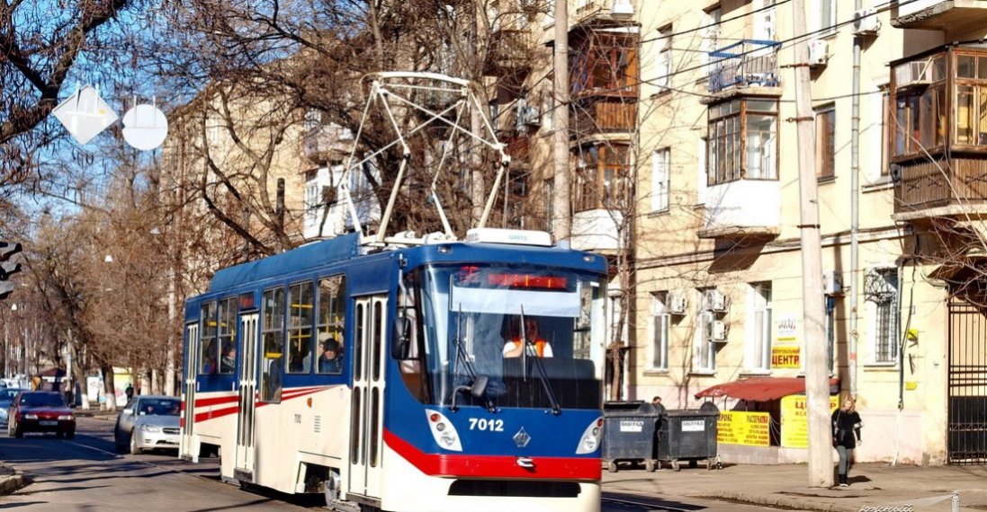 В Одесі пенсіонерка випала з трамвая: водійка втекла