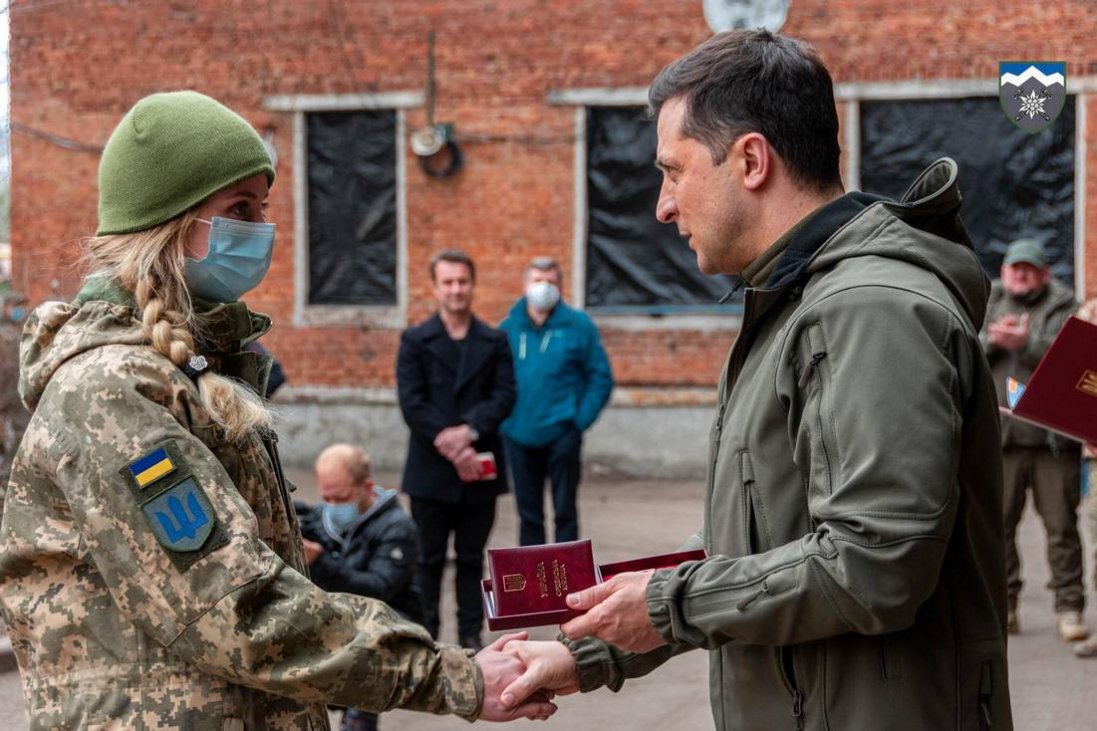 Під обстрілами у багнюці врятувала українських захисників
