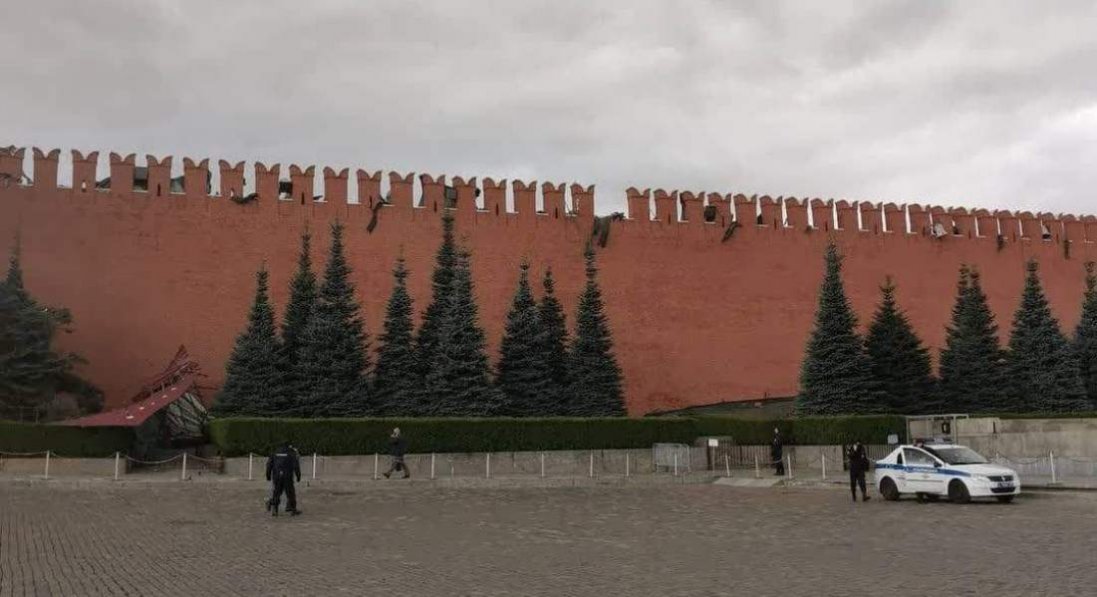 У Москві вітер відірвав кусок муру Кремля
