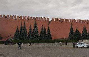 У Москві вітер відірвав кусок муру Кремля