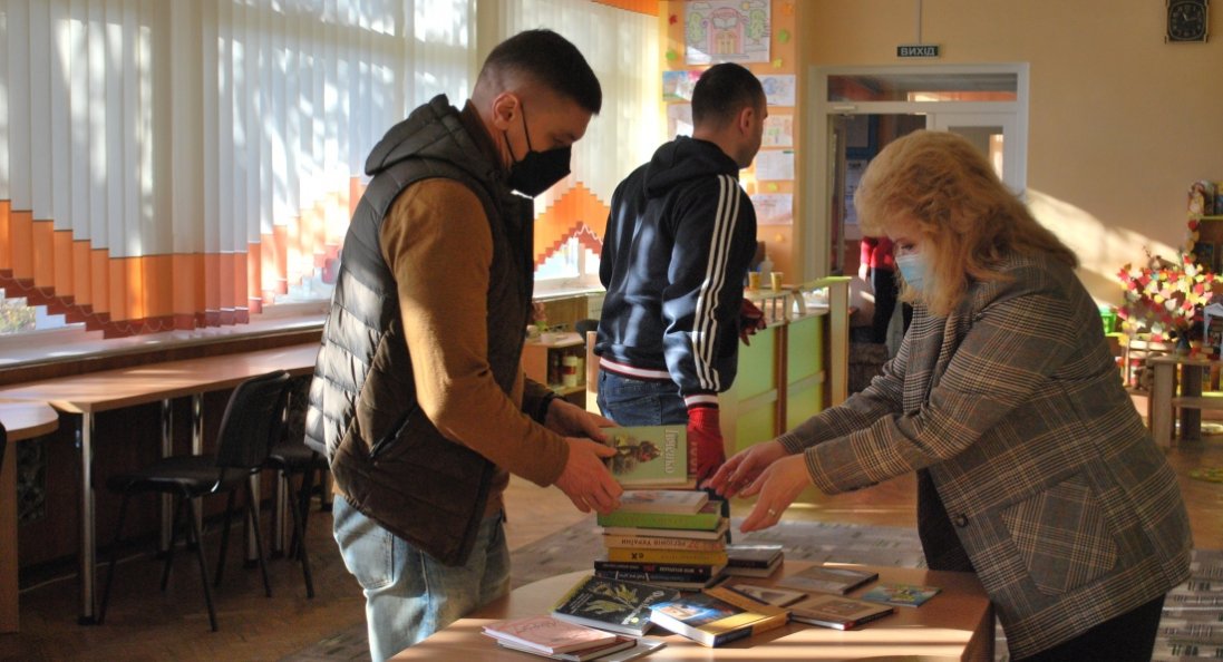 «Слуги народу» передали майже 3000 книг у бібліотеки Луцького району