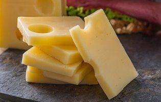 Лікарі пояснили, кому не можна їсти сир