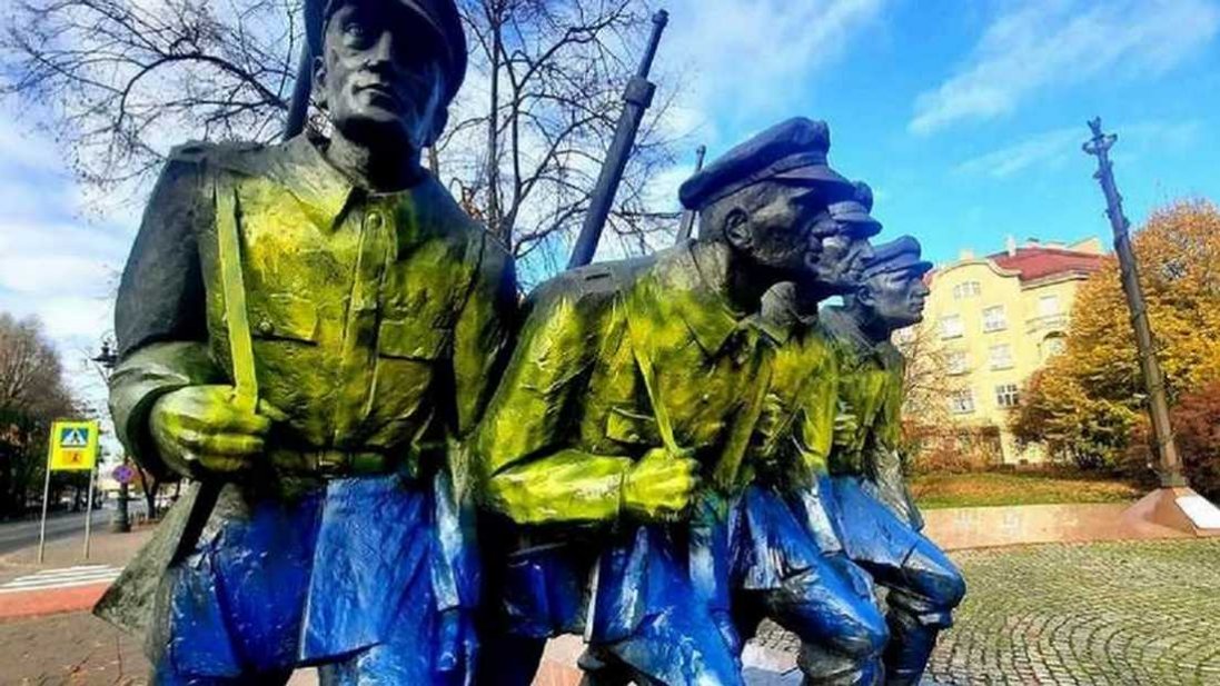 У Польщі невідомі розфарбували пам'ятник Пілсудському в «українські» кольори