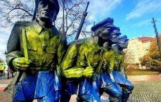 У Польщі невідомі розфарбували пам'ятник Пілсудському в «українські» кольори