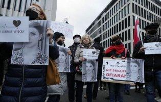 «Вона могла жити»: у Польщі після смерті вагітної поновилися масові протести