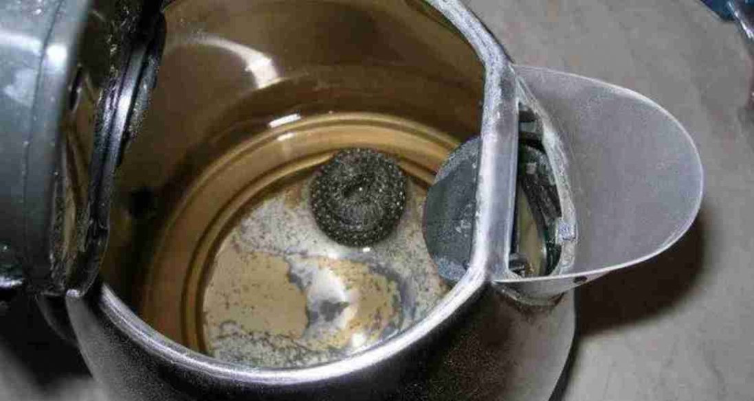 Чому насправді треба чистити чайник від накипу
