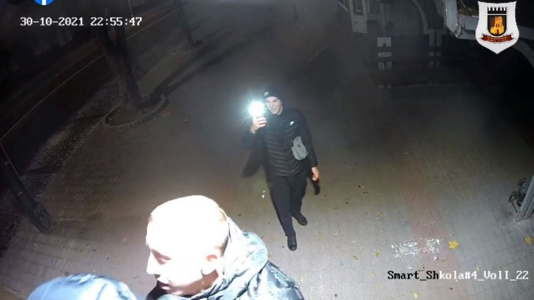 Вандали на зупинці в Луцьку пошкодили камеру: юнаків шукають