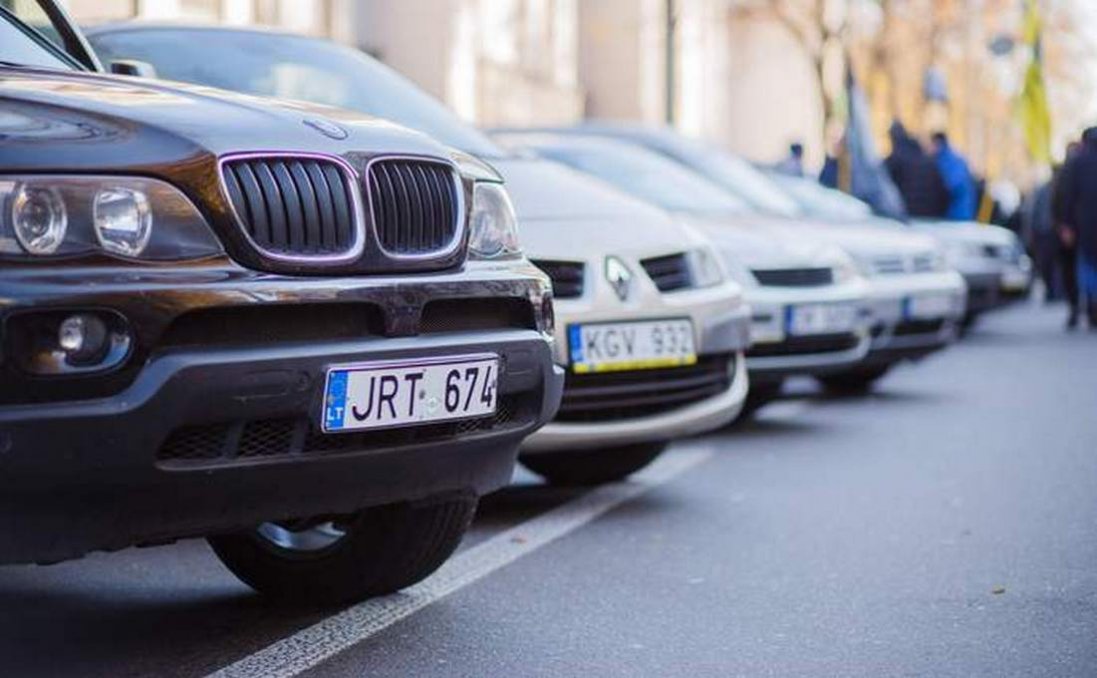 В Україні завершилося пільгове розмитнення іноземних авто: що очікує на тих, хто не встиг легалізувати «євробляху»