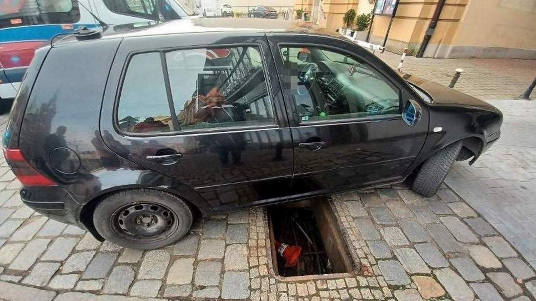 Не помітив відкритий люк: у Польщі авто наїхало на голову українцю, який працював у каналізації