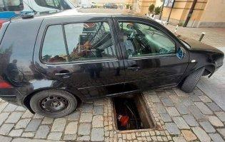 Не помітив відкритий люк: у Польщі авто наїхало на голову українцю, який працював у каналізації