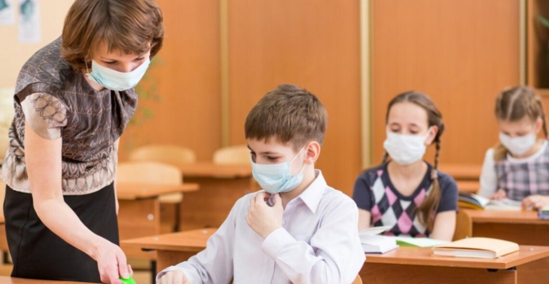 В Україні школярі та студенти повертаються до очного навчання: усі подробиці