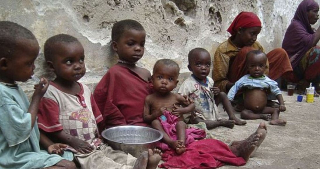 На Мадагаскарі жахливий голод: люди харчуються сараною та кактусами