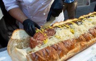 У Харкові приготували найбільший в Україні хот-дог