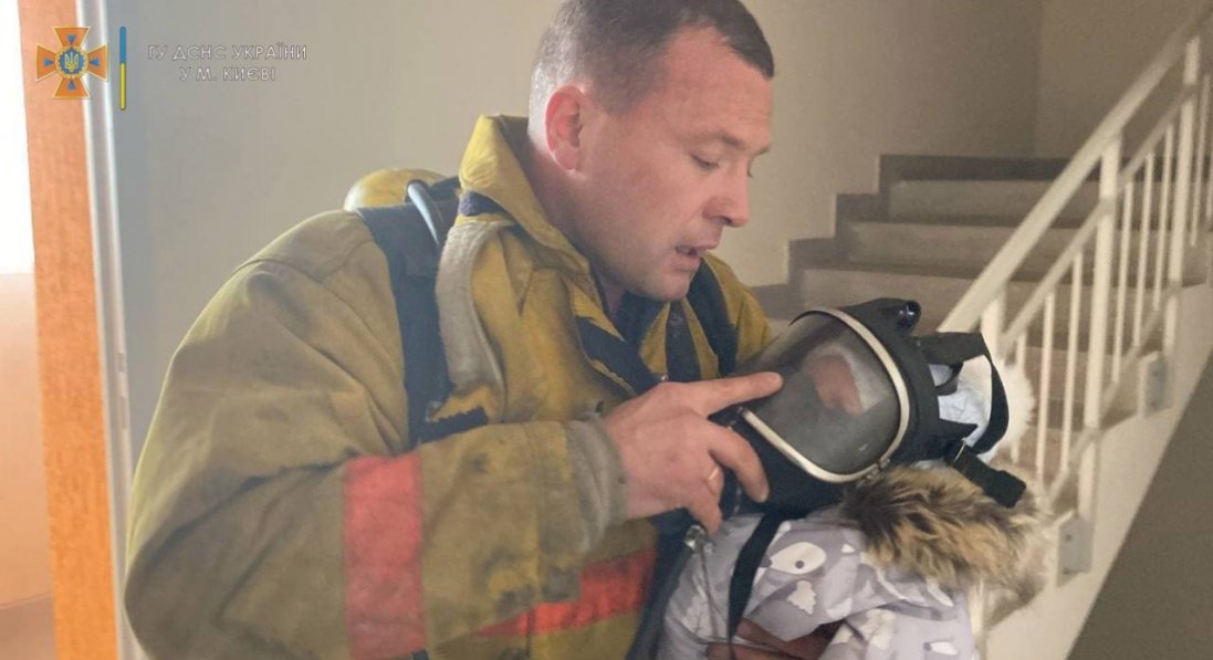 У Києві - пожежа в 16-поверхівці: люди застрягли у ліфті