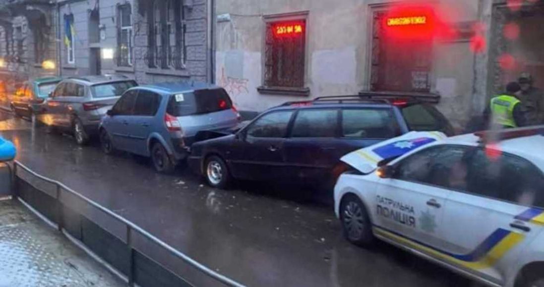 У Львові патрульні розбили припарковані авто