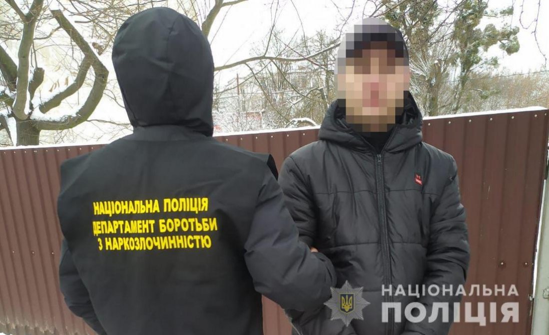 У Луцьку, за підозрою у збуті психотропів, поліцейські затримали волинянина