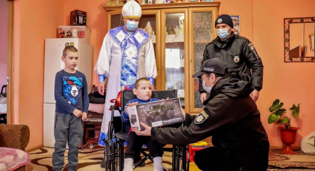 В Україні дитина шукала Миколая через поліцію, щоб той приніс подарунок братові