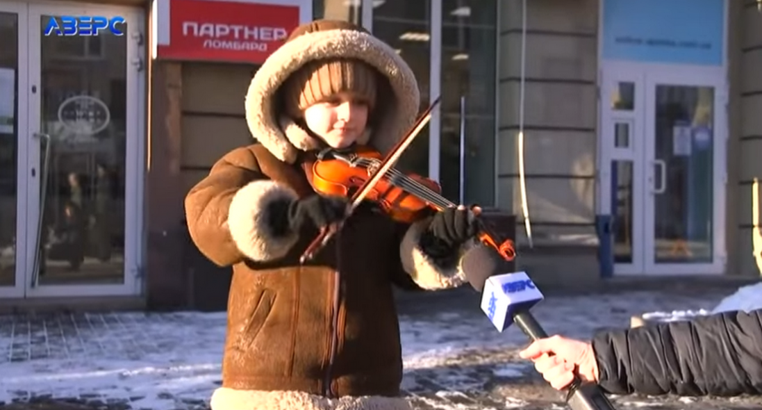 Семирічний син луцького активіста заробляє на вулиці грою на скрипці