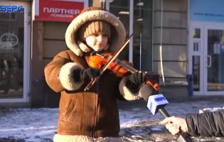 Семирічний син луцького активіста заробляє на вулиці грою на скрипці