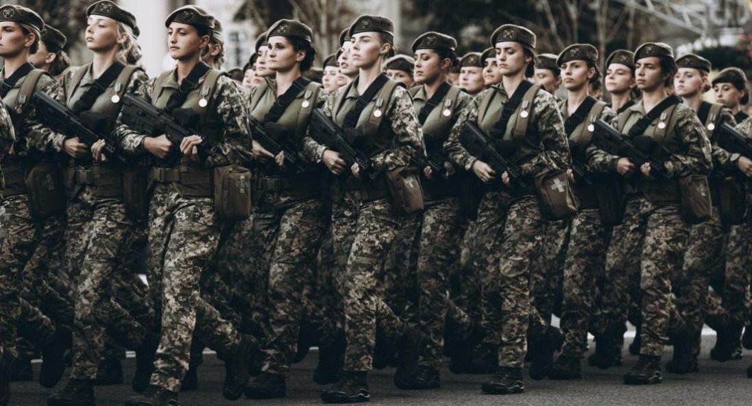 В Україні переглянуть список військовозобов'язаних професій для жінок