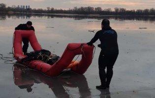 У Києві з-під льоду дістали тіло чоловіка
