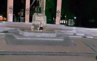 У Львові дівчина для відео справила нужду під пам’ятником Бандері