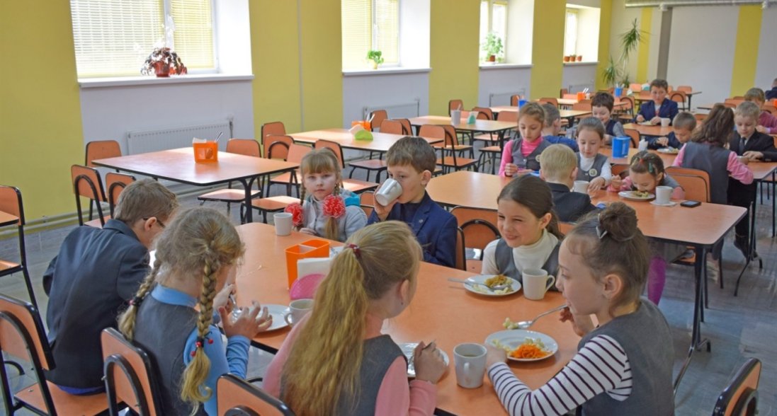 У шкільних їдальнях дітей годуватимуть по-новому