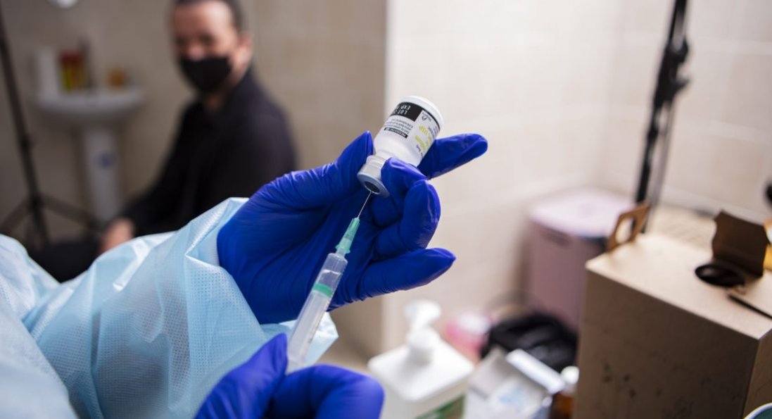 Бустерна доза вакцини від COVID неефективна проти «Омікрону», — ВООЗ