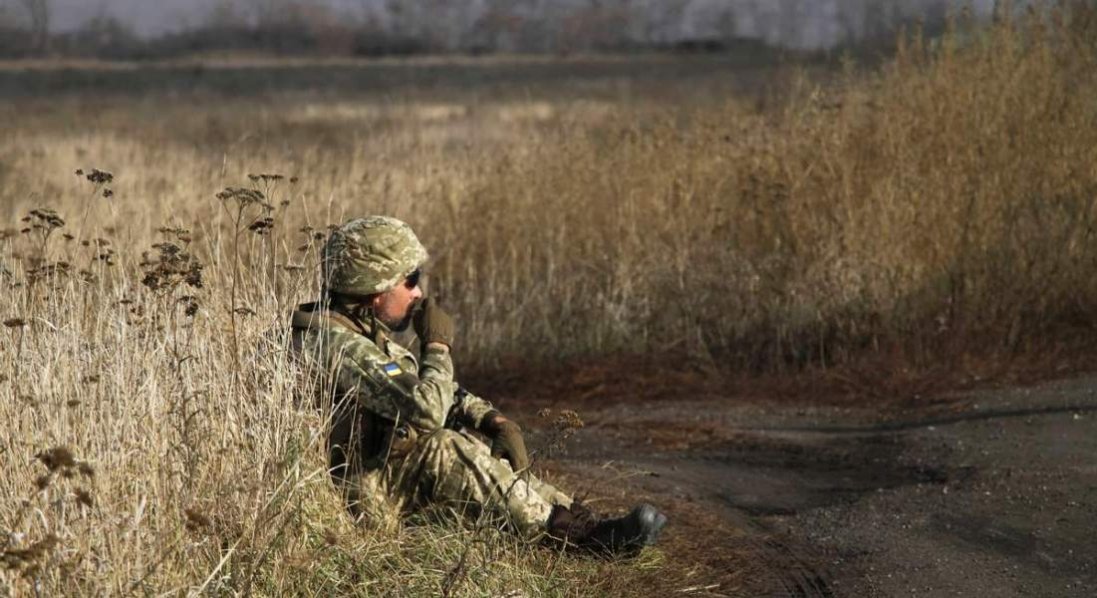На Донбасі травмували українського військового