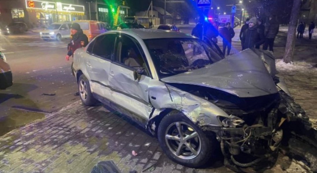 У Луцьку водій авто вилетів на тротуар і збив неповнолітню: в якому вона стані