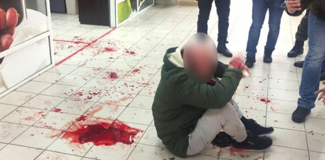 У Полтаві чоловік з ножем накинувся на покупців у супермаркеті: є вбитий