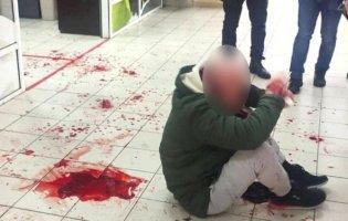 У Полтаві чоловік з ножем накинувся на покупців у супермаркеті: є вбитий