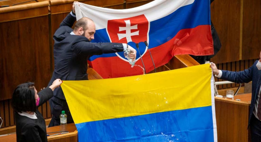 У Словаччині депутат облив водою прапор України: що відомо