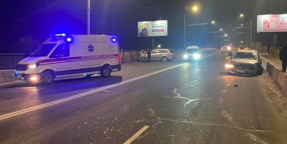 У Луцьку трапилась ДТП за участю таксі та легковика: отримали значні пошкодження