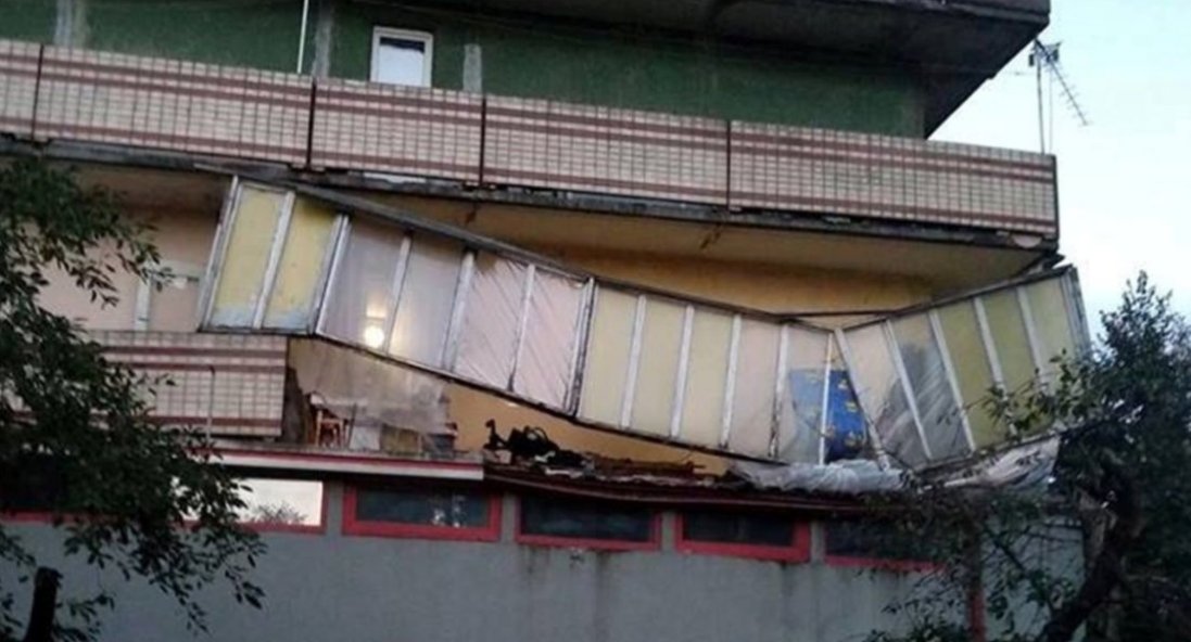 У Києві на авто впав балкон